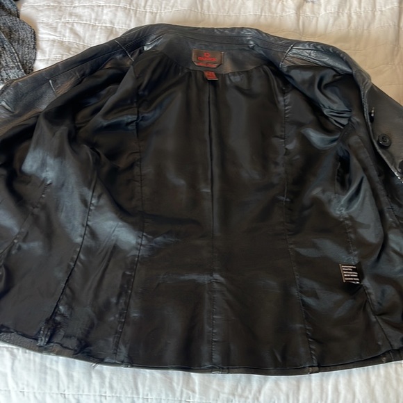 Danier fitted leather blazer - Picture 3 of 10